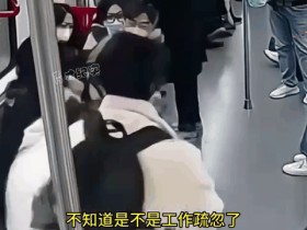 双方陷入胶葛，裁判出手制止激烈冲突的简单介绍