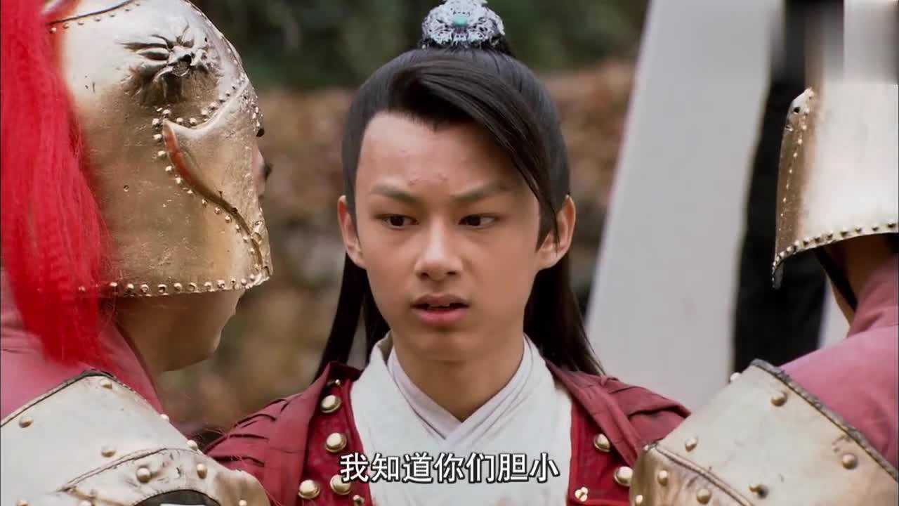 双方陷入胶葛，裁判出手制止激烈冲突的简单介绍